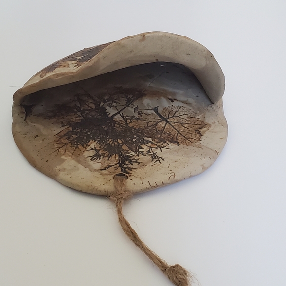 Studio Pottery Wall Pocket Embossed Leaves Signed Garnet - Picture 5 of 12